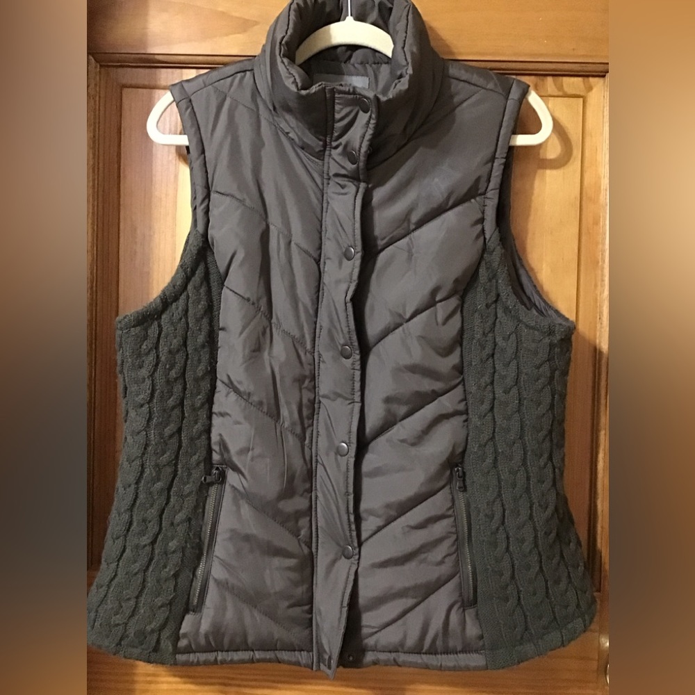 Woman’s size XL Maurices, green zip up with snaps and pockets vest